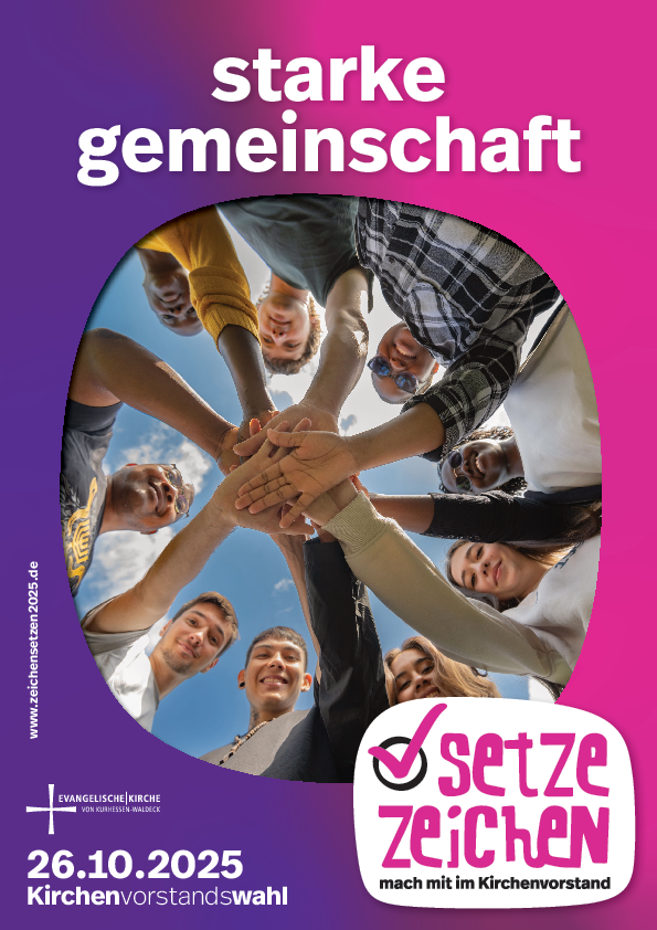 Auf dem Plakat mit der Headline „starke gemeinschaft“ sind Menschen vom Spangenberger Himmelsfels zu sehen. Der Himmelsfels ist mit seinen Menschen in der Tat eine starke Gemeinschaft in unserer Landeskirche. Angesichts der krisenbelasteten Jahre seit 2020 haben sich auch die Gemeinden eindrucksvoll als stark erwiesen. Sie haben Dinge bewältigt, die sie vorher wohl als „unmöglich zu schaffen“ angesehen hätten. Doch als es darauf ankam, da haben sie sich nicht weggeduckt. Natürlich gab es ‚Verletzungen‘ und gibt es ‚Narben‘, doch wir dürfen mit Fug und Recht von Gemeinde als starker Gemeinschaft sprechen. Daran erinnert das oben stehende Plakat mit Blick auf die Zukunft.