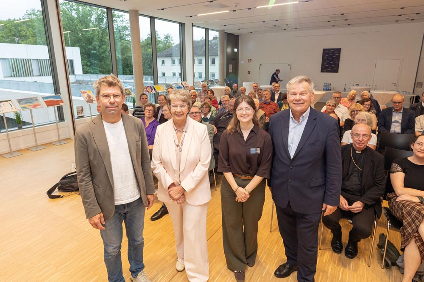 Podiumsgespräch im KA.RE (Katholisches Regionalhaus Marburg) - v.l.: Prof. Dr. Thomas Nauss (Präsident der Philipps-Universität Marburg), Landesbischöfin Kristina Kühnbaum-Schmidt (EKD-Beauftragte für Schöpfungsverantwortung), Moderatorin Matilda Franz (Ökumenisches Netzwerk „Eine Erde“), Oberbürgermeister Dr. Thomas Spies (Stadt Marburg)