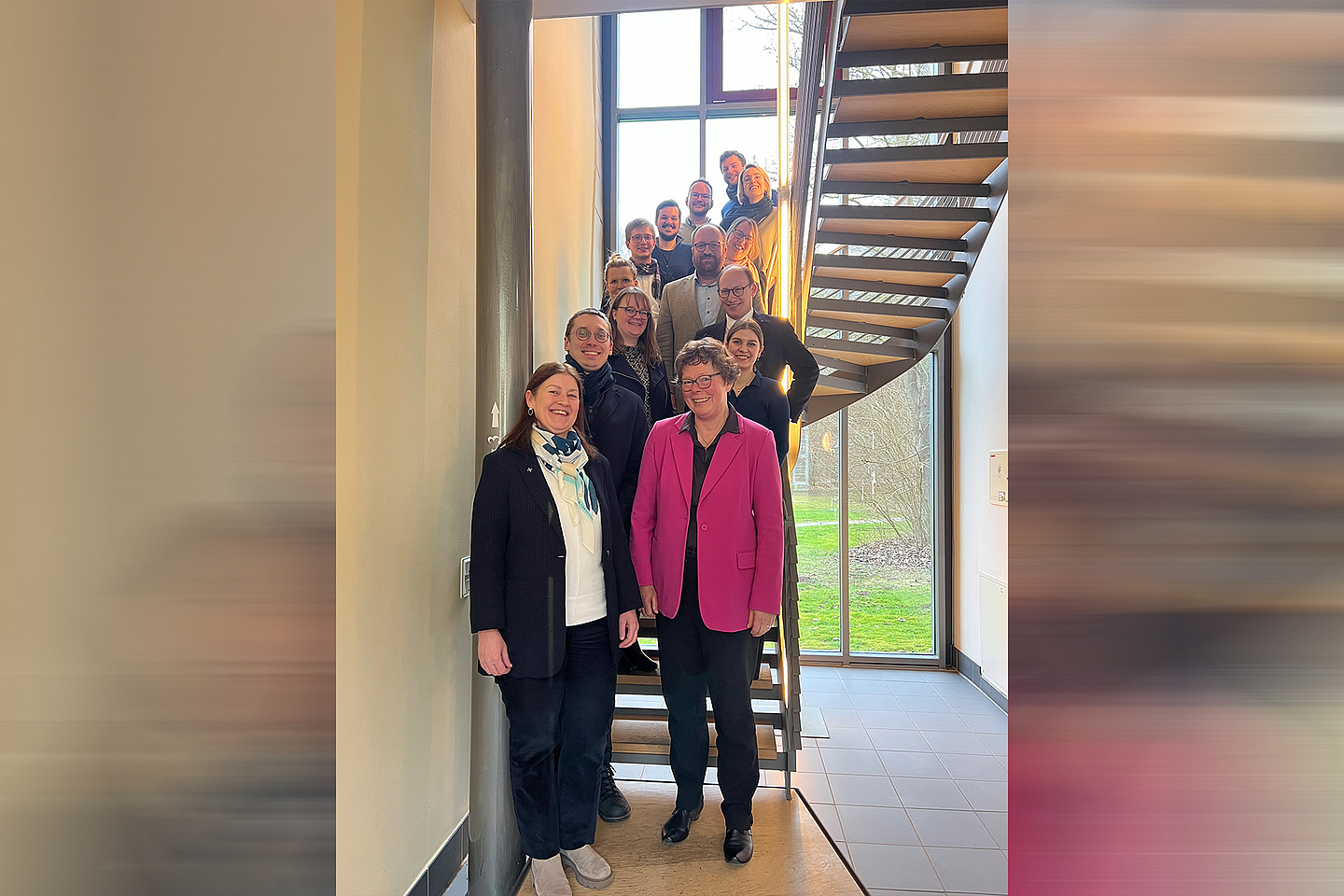 Die Nachwuchswissenschaftlerinnen und -wissenschaftler mit Bischöfin Beate Hofmann (vorne rechts) und Referatsleiterin Regina Sommer (vorne links) in Hofgeismar. 