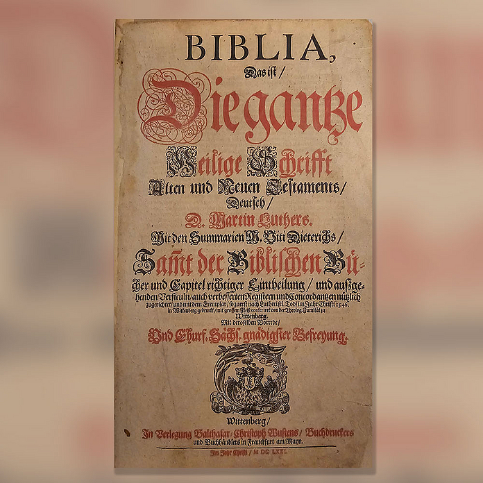 Das Bild zeigt die Titelseite der Lutherbibel aus dem Jahr 1671. Der Text „Biblia, Die ganze Heilige Schrift Alten und Neuen Testaments“ ist in roter und schwarzer Frakturschrift gedruckt, mit kunstvollen Initialen. Das Bild zeigt die Titelseite der Lutherbibel aus dem Jahr 1671. Der Text „Biblia, Die ganze Heilige Schrift Alten und Neuen Testaments“ ist in roter und schwarzer Frakturschrift gedruckt, mit kunstvollen Initialen.