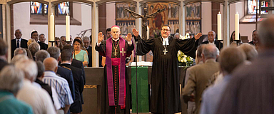 Segneten die Gottesdienstbesucher im Gottesdienst zum 100-jährigen Bestehen des Volksbundes Deutsche Kriegsgräberfürsorge e.V.: Bischof Dr. Franz-Josef Overbeck (l.) und Bischof Prof. Dr. Martin Hein (r.). (Foto: medio.tv/Schauderna)