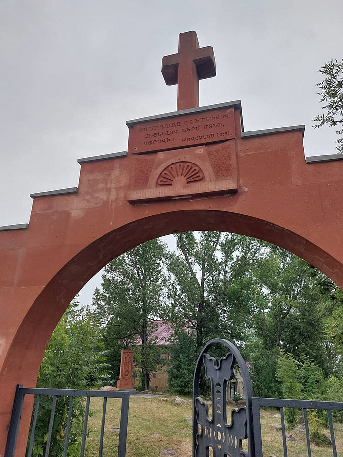Ein Torbogen in Metsavan, Armenien mit einem Vers aus dem Johannes-Evangelium. Foto: Thomas Niedling Ein Torbogen in Metsavan, Armenien mit einem Vers aus dem Johannes-Evangelium. Foto: Thomas Niedling
