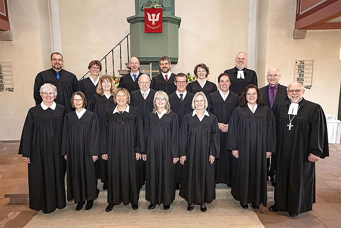 Prädikanteneinsegnung Schlüchtern 2019 Die Prädikantinnen und Prädikanten mit Prälat Bernd Böttner (r.), Jürgen Schmitt (2.Reihe, r., Vorsitzender der Kreissynode), Studienleiterin Pfarrrerin Irmhild Heinicke (1.R.l.) und Pfarrer Wilfried Battefeld (3.R.r.)