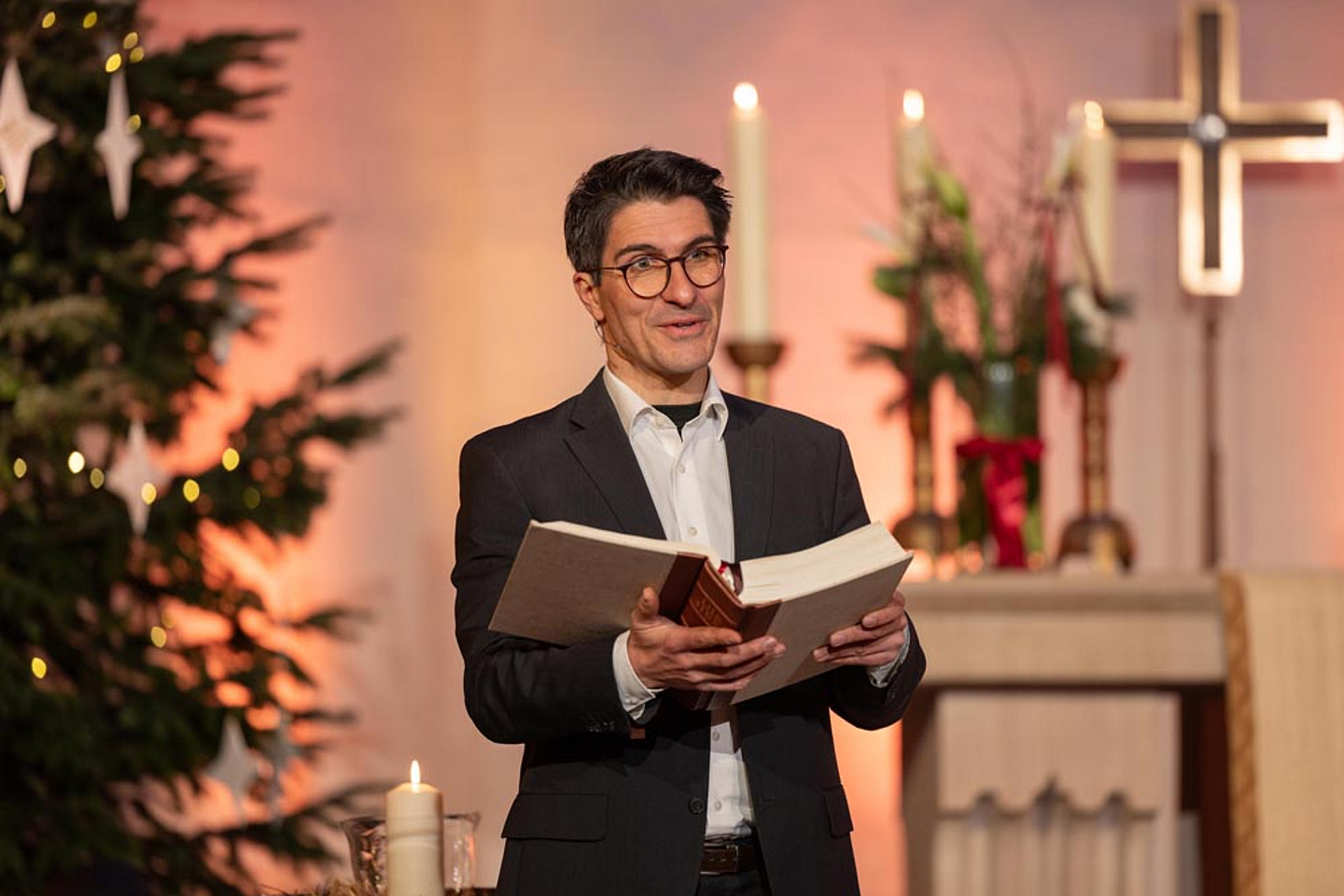 Die Weihnachtsgeschichte wird gelesen vom Schauspieler und Theaterpädagogen Thomas Hof