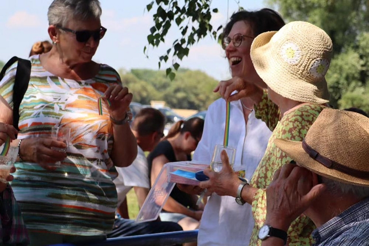 Tauffest und Tauferinnerung an der Efze in Unshausen. (Foto-Quelle: Pfarrerin Sabine Koch) 