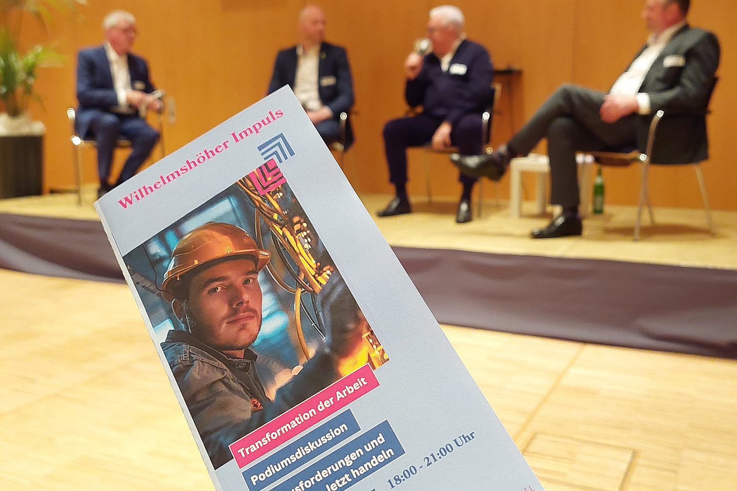 Der Flyer der VA ins Bild gehalten