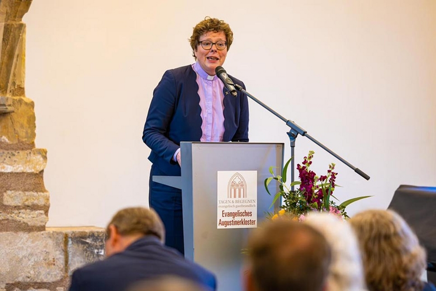 Bischöfin Dr. Beate Hofmann bei ihrem Vortrag zum Thema «Christliche Impulse zur Suche nach Identität». (Foto: TSK)