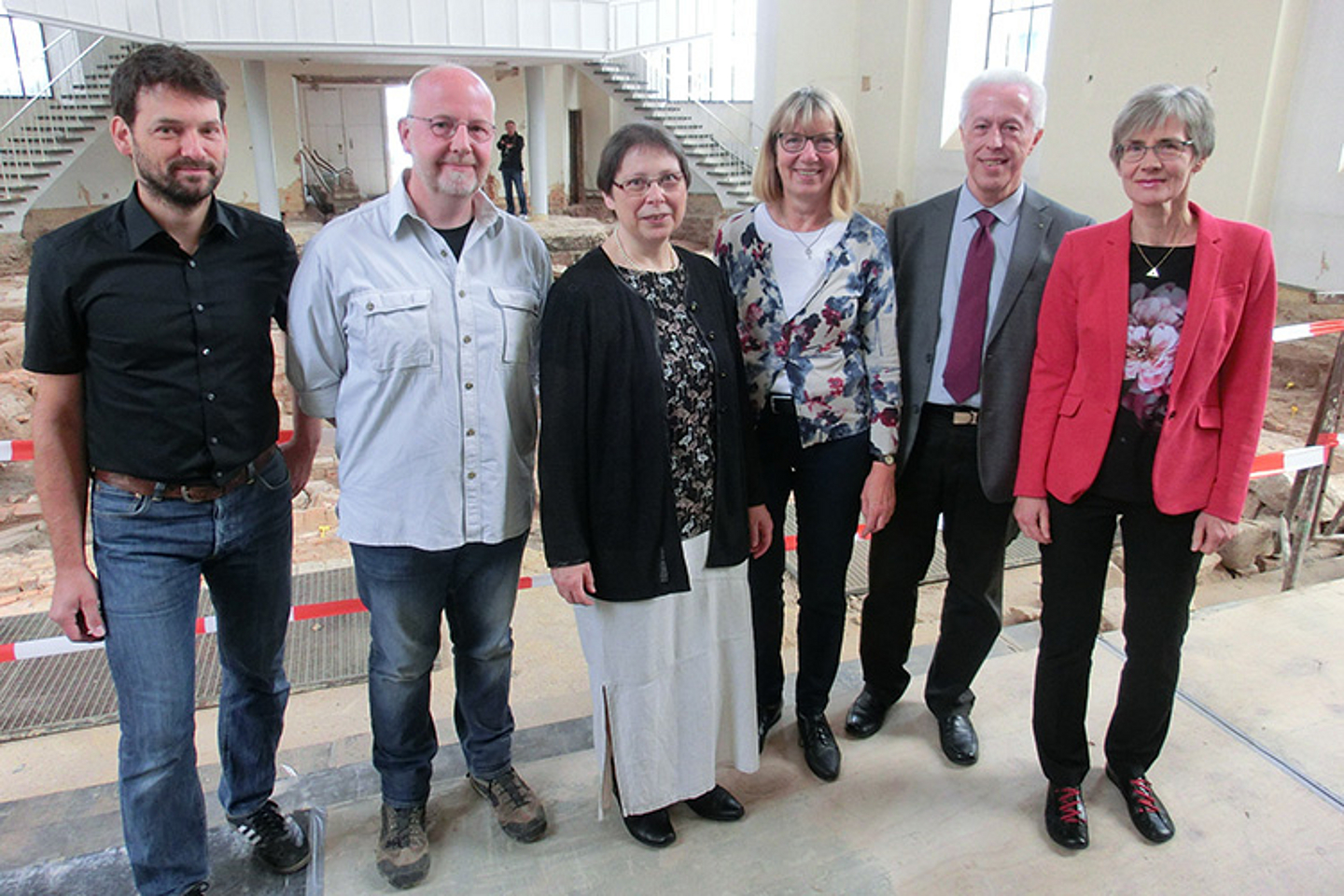V.l.n.r.: Architekt Oliver Mann, Grabungsleiter Dr. Thilo Warneke, Stadtdekanin Barbara Heinrich, Pfarrerin Inge Böhle, Dr. Hans Helmut Horn, Vorsitzender der Kirchengemeinde Kassel-Mitte und Pröpstin Katrin Wienold-Hocke. (Foto: medio.tv/Schaaf)