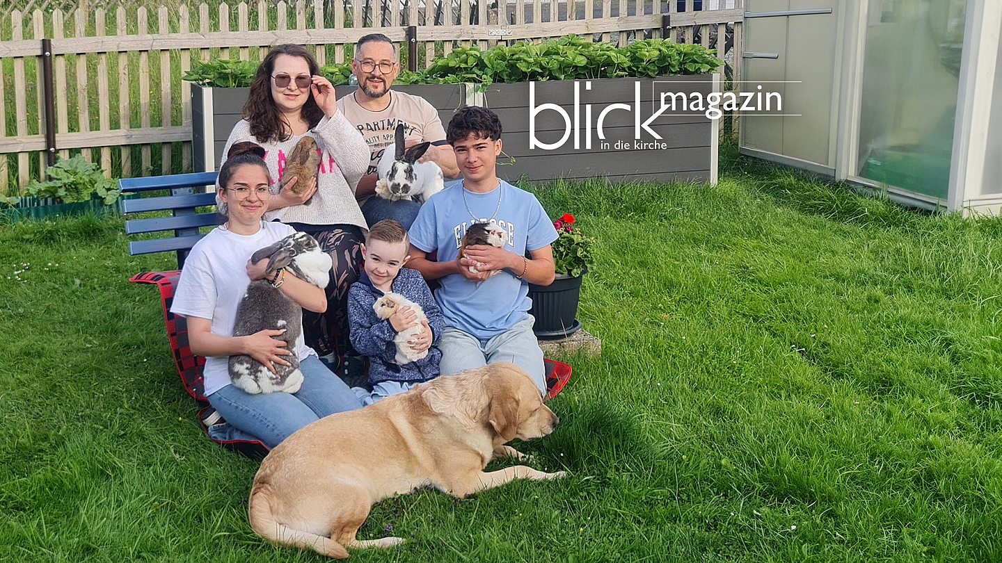 Im Kreis ihrer Familie: Nancy Etege mit Annabell, Finn und Elias (von links) sowie ihrem Partner Thomas, Kaninchen und dem Labrador