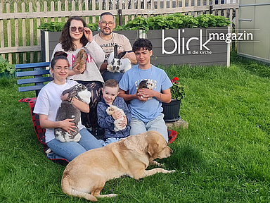 Im Kreis ihrer Familie: Nancy Etege mit Annabell, Finn und Elias (von links) sowie ihrem Partner Thomas, Kaninchen und dem Labrador