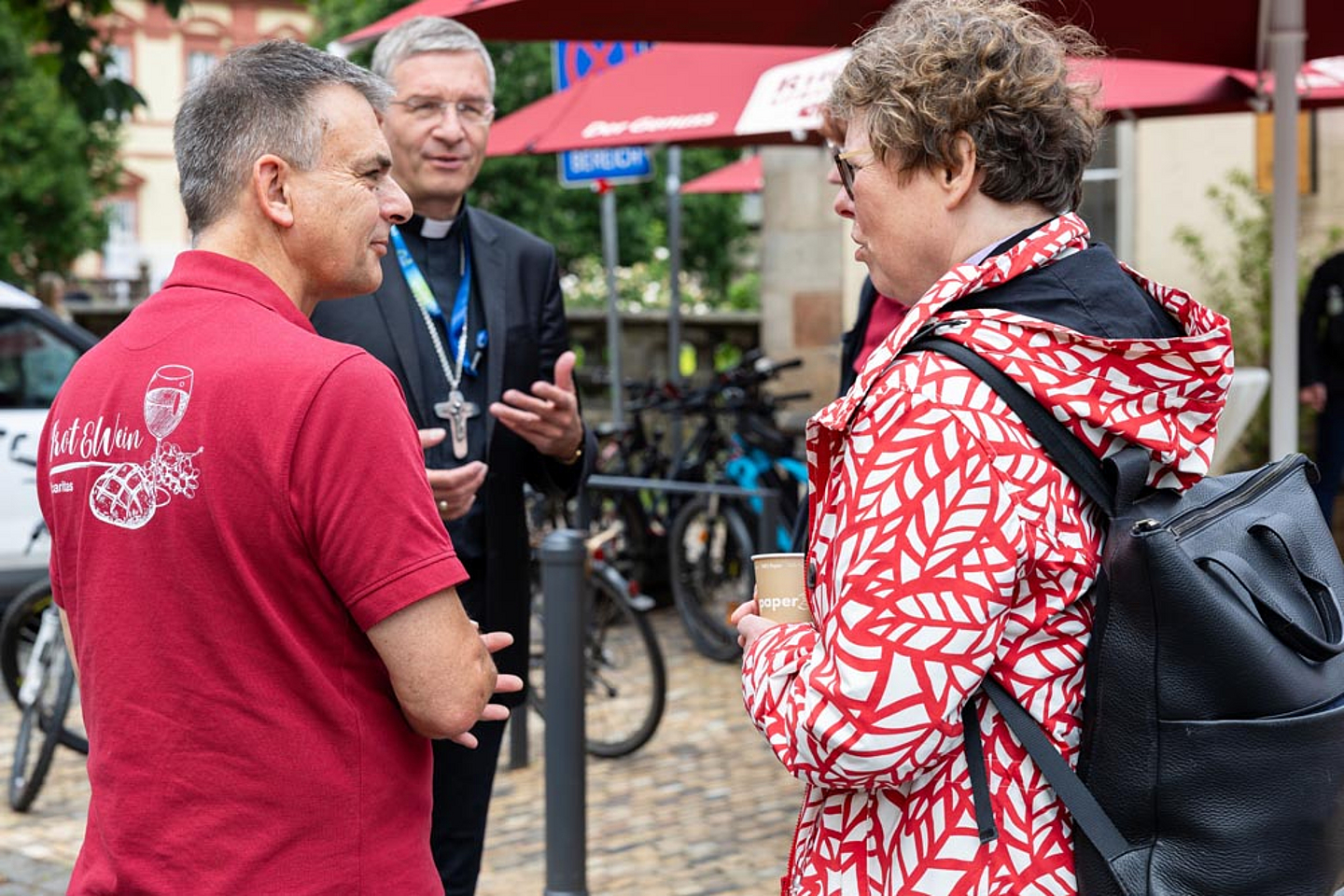 Bischöfin Dr. Beate Hofmann und Bischof Dr. Michael Gerber (2.v.r.) besuchen das Caritas-Projekt „Brot und Wein“ am Domgarten. Bischöfin Dr. Beate Hofmann und Bischof Dr. Michael Gerber (2.v.r.) besuchen das Caritas-Projekt „Brot und Wein“ am Domgarten.