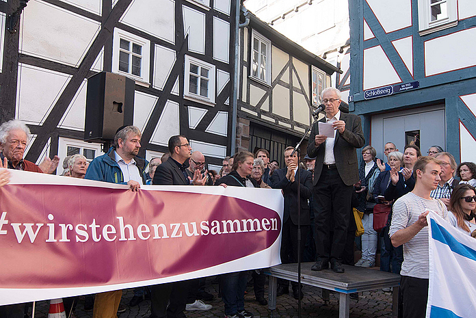 Propst Helmut Wöllenstein bei der Kundgebung (Foto: medio.tv/Balzer)