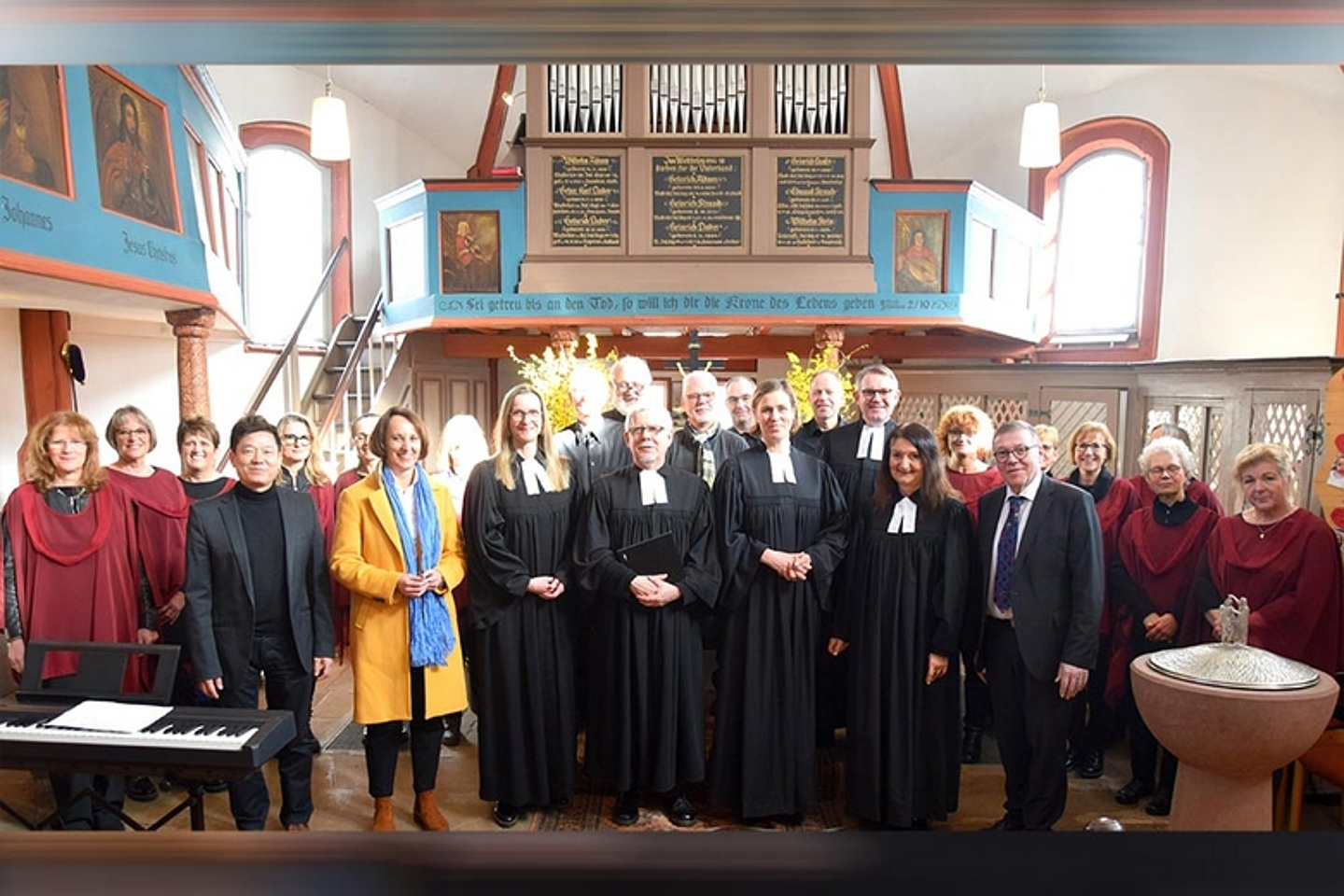 Mitwirkende (v.l., 1. Reihe): Kantor Kiwon Lee, Dekanin Birgit Hamrich, Pfarrerin Christina Schnepel, Pfarrer Frank Eckhardt, Pröpstin Henriette Crüwel, dahinter Propst Dr. Volker Mantey, davor OLKRin Claudia Brinkmann-Weiß und OKR Detlev Knoche