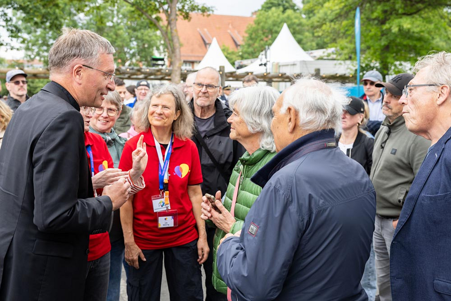 Bischof Dr. Michael Gerber im Gespräch mit Ehrenamtlichen an der Segensgondel am Riesenrad Bischof Dr. Michael Gerber im Gespräch mit Ehrenamtlichen an der Segensgondel am Riesenrad