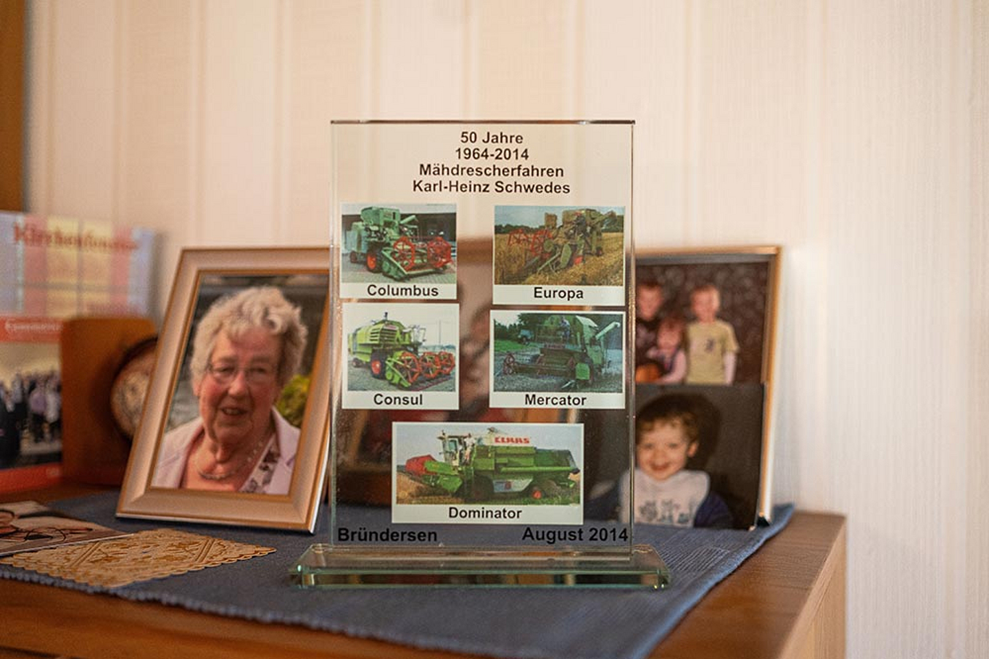 Das Schild "50 Jahre Mähdrescherfahren" schenke ihm sein Sohn