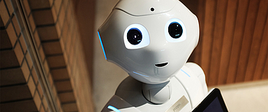 Bei der Online-Tagung geht es an zwei Tagen um die Zukunft der Menschheit im Angesicht von Algorithmen, KI und Robotern. Unser Foto zeigt Pepper, einen humanoiden Roboter, der darauf programmiert ist, Menschen und deren Mimik und Gestik zu analysieren und auf diese Emotionszustände entsprechend zu reagieren. (Foto: Unsplash)