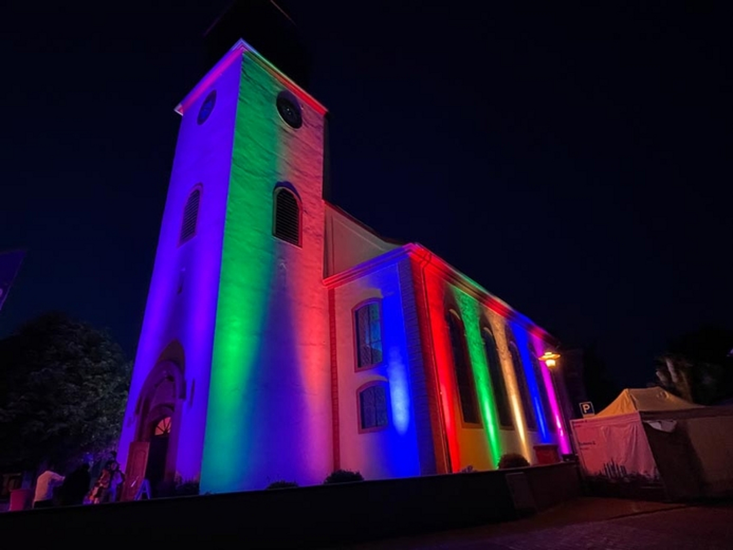 Mit dem Thema «Glück» präsentierten sich die evangelischen Kirchen in Hessen gemeinsam mit der Diakonie Hessen vom 2. bis 11. Juni auf dem Hessentag in Pfungstadt. Dazu wurde die Martinskirche zur «Glückskirche». (Foto: EKHN)