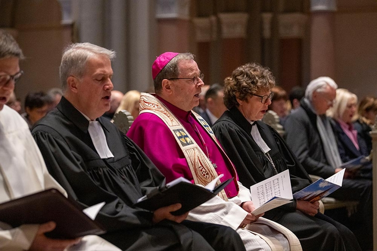 Gestaltete den ökumenischen Gottesdienst mit: Martin Mencke, Beauftragter der Evangelischen Kirchen am Sitz der Landesregierung (2.v.l.). (Foto: Hessische Staatskanzlei / Stefan Krutsch)