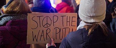 Wie nur Frieden schaffen? Unser Archiv-Foto stammt von einer Friedensdemonstration in Kassel im vergangenen Jahr. (Foto: medio.tv/Socher)