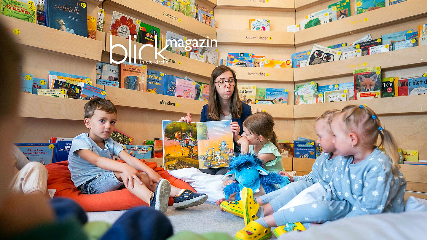 Erzieherin Annalena Bacher in der Bücherei der evangelischen Kindertagesstätte „Auf der Baus“ in Treysa mit Daniel, Johanna, Emily und Olivia Erzieherin Annalena Bacher in der Bücherei der evangelischen Kindertagesstätte „Auf der Baus“ in Treysa mit Daniel, Johanna, Emily und Olivia