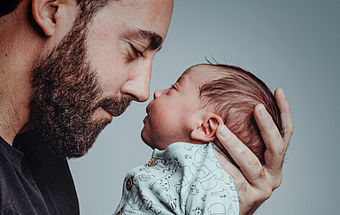 AdobeStock_490286790_EvaHM Vater mit Baby