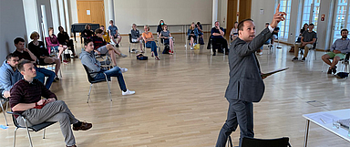 Berichtete den Studierenden von der Kooperation von Kirche und Staat im Kampf gegen Rechtsextremismus und Rassismus: Thorsten Marco Kirschner, ehemaliger kurhessischer Vikar und heutiger Referent im Bundeskanzleramt. (Foto: medio.tv/Meier) 