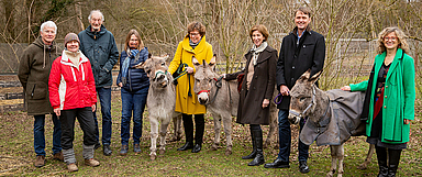 Petra Kaltenstein, Leiterin des Lernhofs (2.v.l.) führte über den Lernhof bei der Spendenübergabe.
V.l.n.r.: Dr. Wolfgang Spuck (Förderverein des Lernhofs), Petra Kaltenstein (Leiterin des Lernhofs), Dr. Hartmut Horst (Förderverein des Lernhofs), Tamara Morgenroth (Geschäftsführerin Diakonisches Werk Region Kassel), Bischöfin Dr. Beate Hofmann, Kathrin Arnold-Wahl (Zukünftige Präsidentin des Lions Club Kassel), Norbert Heß (Präsident des Lions Club Kassel) und Mechtild Meyer-Kluge (Referatsleiterin Kommunikation, Diakonisches Werk Region Kassel)