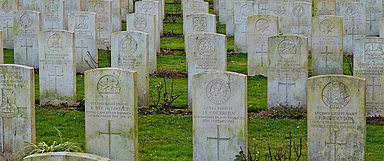 Friedhof des ehemaligen Kriegsgefangenen-Lagers auf dem Keilsberg in Kassel-Niederzwehren. Während des 1. Weltkriegs waren dort ab September 1914 mehr als 20.000 Kriegsgefangenen aus England, Russland, Frankreich, Serbien und vielen anderen Ländern eingesperrt. Die hygienischen Zustände waren zeitweise katastrophal, bei einem Typhusausbruch kamen bis zu 3.000 Menschen zu Tode. Die Gefangenen mussten Zwangsarbeit leisten. Es gibt heute zwei getrennte Friedhöfe, einer für die britischen Opfer, einer für die russischen (diese allerdings namenlos) sowie ein Denkmal für deutsche Soldaten, die dort eingesetzt waren. Englischer Friedhofsteil (bzw. Commonwealth) (Foto: medio.tv/Dellit)