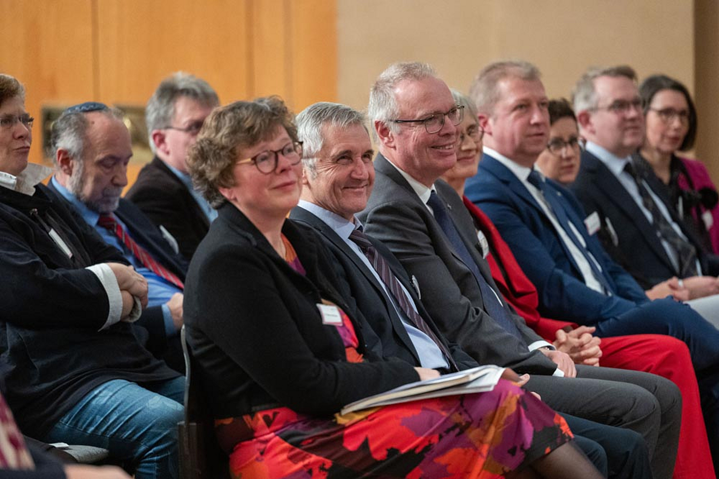 Adventsempfang 2025 der EKKW in Homberg (Efze) Adventsempfang 2025 der EKKW in Homberg (Efze), 1. Reihe v.l.: Bischöfin Dr. Beate Hofmann, Gastredner Frank Richter, Prälat Burkhard zur Nieden, Präses Dr. Michael Schneider, Pröpstin Sabine Kropf-Brandau sowie Propst Dr. Volker Mantey mit Frau Kathrin.