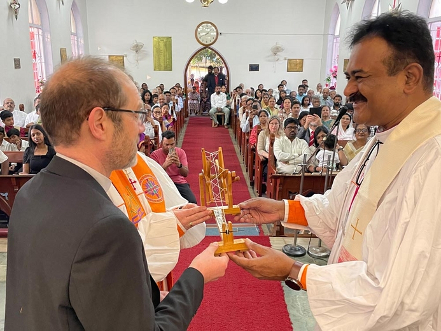 Am 14. Januar: Übergabe eines Handspinnrades an Dezernent Dr. Meißner im Gottesdienst St. Andrews. (Foto: Müller)