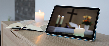 Video-Gottesdienste sind für viele Menschen zum festen Bestandteil des geistlichen Lebens in den eigenen vier Wänden geworden. (Foto: medio.tv/Küster)