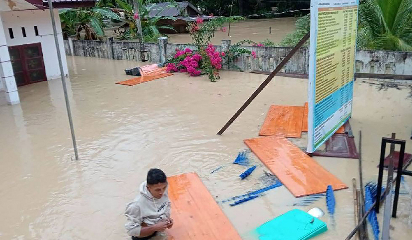 Das Foto der Christlichen Kirche in Indonesien zeigt die Überschwemmung vor Ort. 