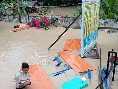Das Foto der Christlichen Kirche in Indonesien zeigt die Überschwemmung vor Ort. 