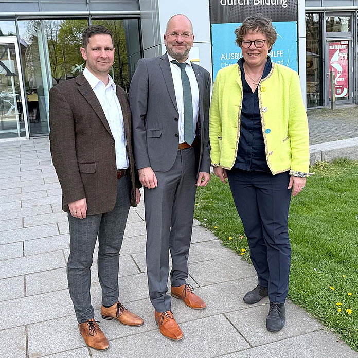Norbert Mecke (Mitte) mit Bischöfin Dr. Beate Hofmann und Stadtdekan Dr. Michael Glöckner vor dem Haus der Kirche in Kassel
