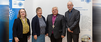Vorstand des GAW Kurhessen-Waldeck und Gastredner im Haus der Kirche in Kassel (v.l.): Pfarrerin Elisa Schneider (Beauftragte für Öffentlichkeitsarbeit des GAW, Inge Rühl (Vorsitzende der Frauenarbeit im GAW), Bischof Alfred Eichholz (Evangelisch-Lutherische Kirche in Kirgistan) und Thomas Dilger (Vorsitzender des GAW). (Foto: medio.tv/Schauderna)
