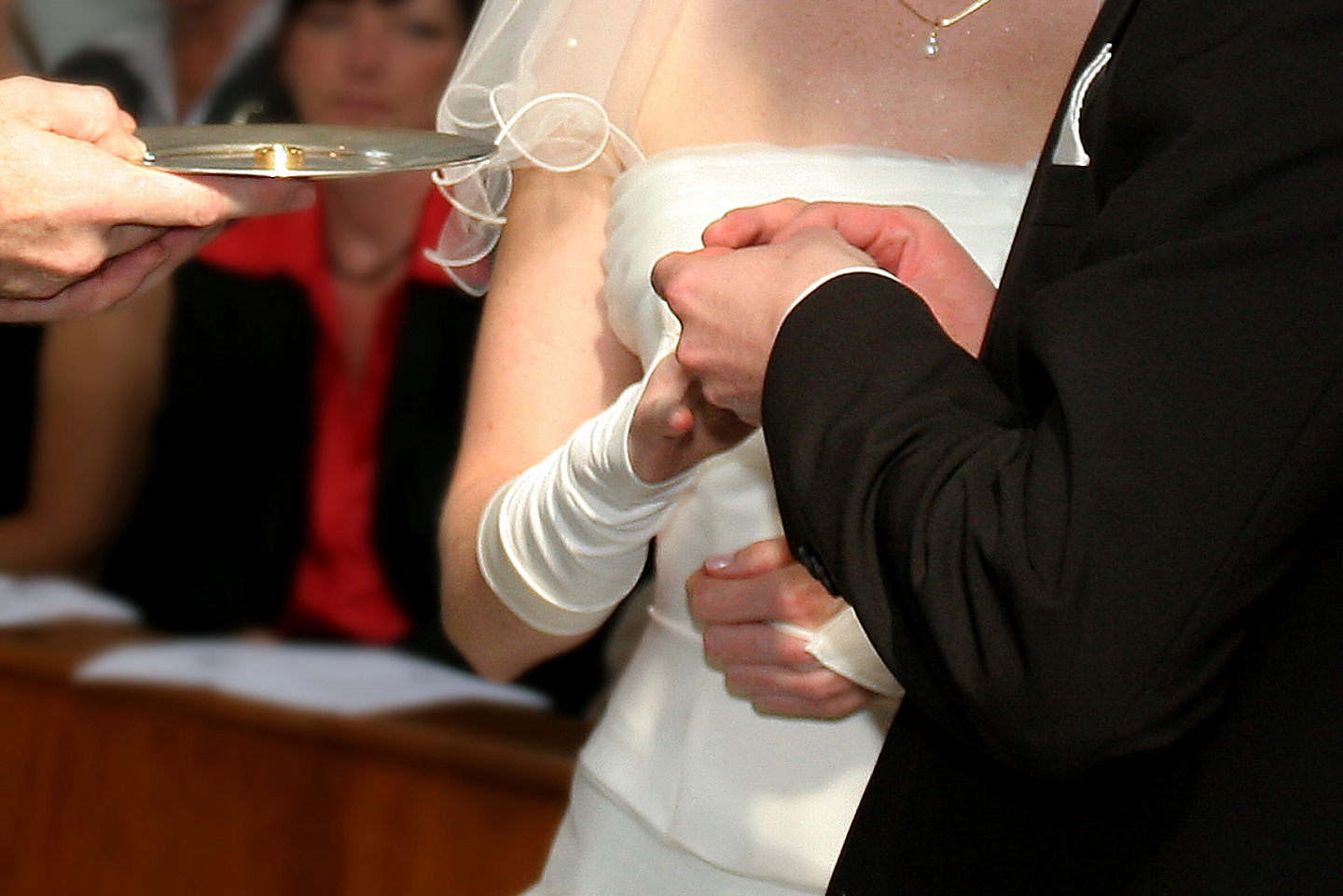 Das Austauschen der Ringe eines Hochzeitspaars