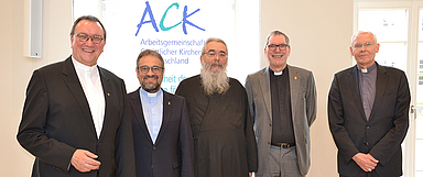 Neugewählter Vorstand der ACK, v.l.n.r.: Bischof Prof. Dr. Martin Hein, Bischof Harald Rückert, Erzpriester Radu Constantin Miron, Reverend Christopher Easthill, Weihbischof Dr. Nikolaus Schwerdtfeger. (Foto: ACK/Riffert)