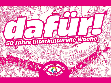 Das Motiv zur Interkulturellen Woche 2025 zeigt ein buntes Wimmelbild mit dem Motto „dafür! 50 Jahre Interkulturelle Woche“. Im Zentrum steht ein großes Gebäude, umgeben von vielen Menschen, die an unterschiedlichen Aktivitäten teilnehmen. Über dem Gebäude ist das Motto „dafür!“ in großen Buchstaben zu lesen, darunter steht „50 Jahre Interkulturelle Woche“. Am unteren Bildrand befindet sich das Logo der Interkulturellen Woche 2025 mit einem bunten Kreis.
