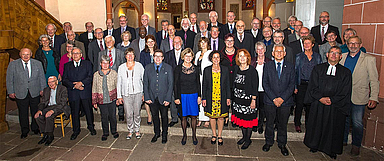 Erinnerten sich an ihre Ordination vor 65, 60, 50, 40 oder 25 Jahren: Die Jubilarinnen und Jubilare in der Evangelischen Stadtkirche in Bad Hersfeld. (Foto: medio.tv/Schauderna)