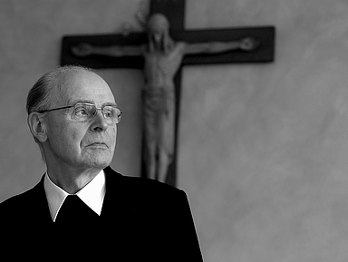 Der in Lüdinghausen im Münsterland geborene Kamphaus war von 1982 bis 2007 Bischof von Limburg.