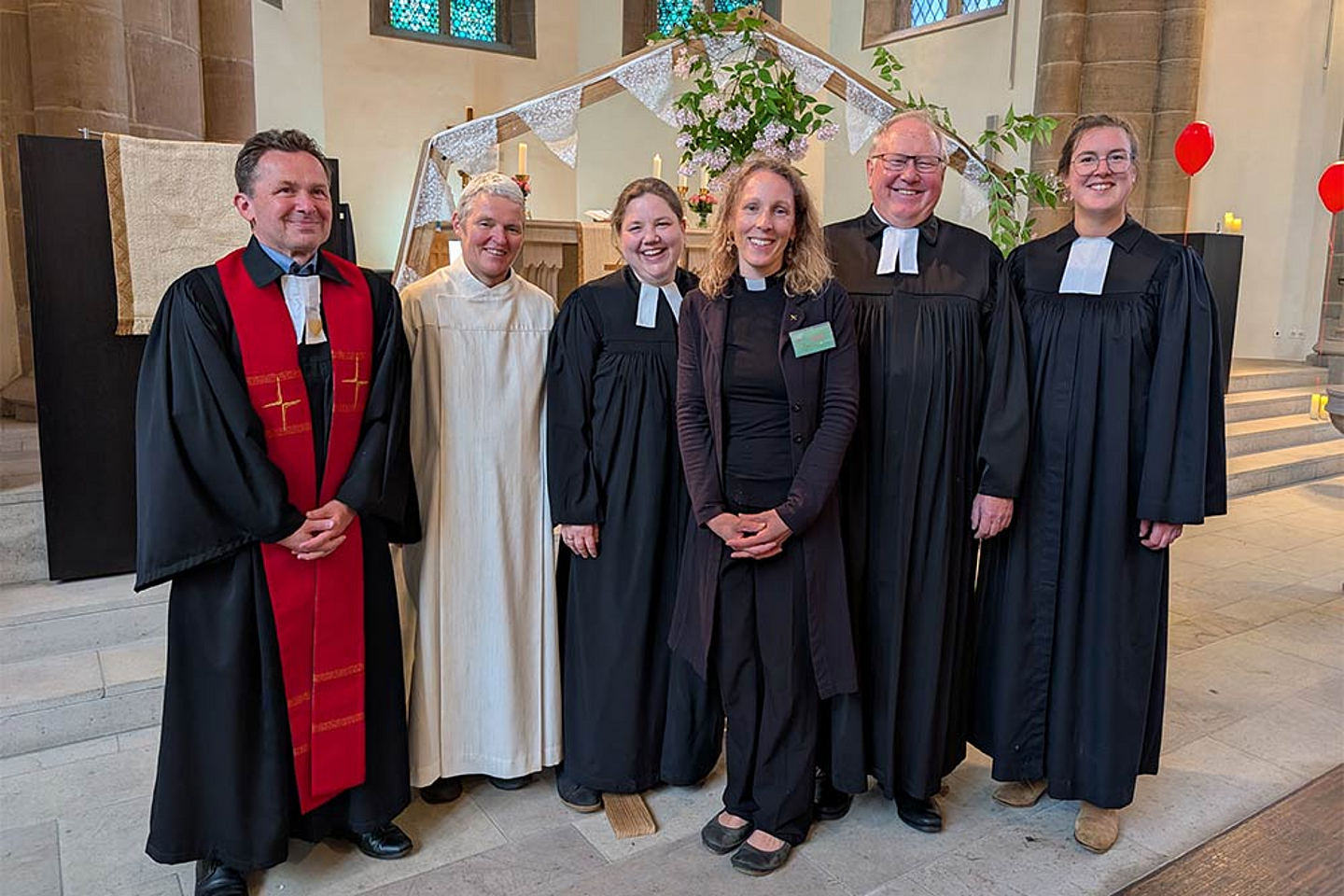 V.l.: Pfarrer Jörn Schlede, Diakonin Bianca Reith, Pfarrerin Julia Kaiser, Pfarrerin Jana Koch-Zeißig, Pfarrer Jörg Scheer, Pfarrerin Natascha Weigelt.