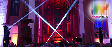 Ein echter Hessentags-Hingucker: Neben der Klanginstallation zeigte sich die Korbacher Kilianskirche den Besucherinnen und Besuchern kunstvoll beleuchtet. (Foto: medio.tv/Stroth-Rother)