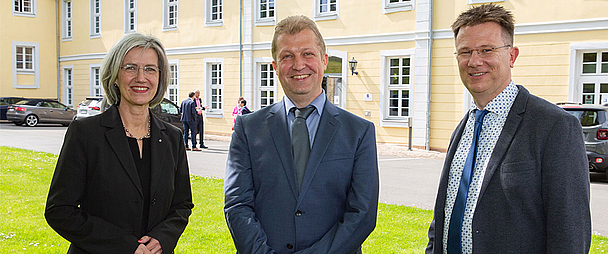 Präses Dr. Michael Schneider (Mitte) mit Dr. Isabel Schneider-Wölfinger und Pfarrer Jan Friedrich Eisenberg. (Foto: medio.tv/Schauderna)