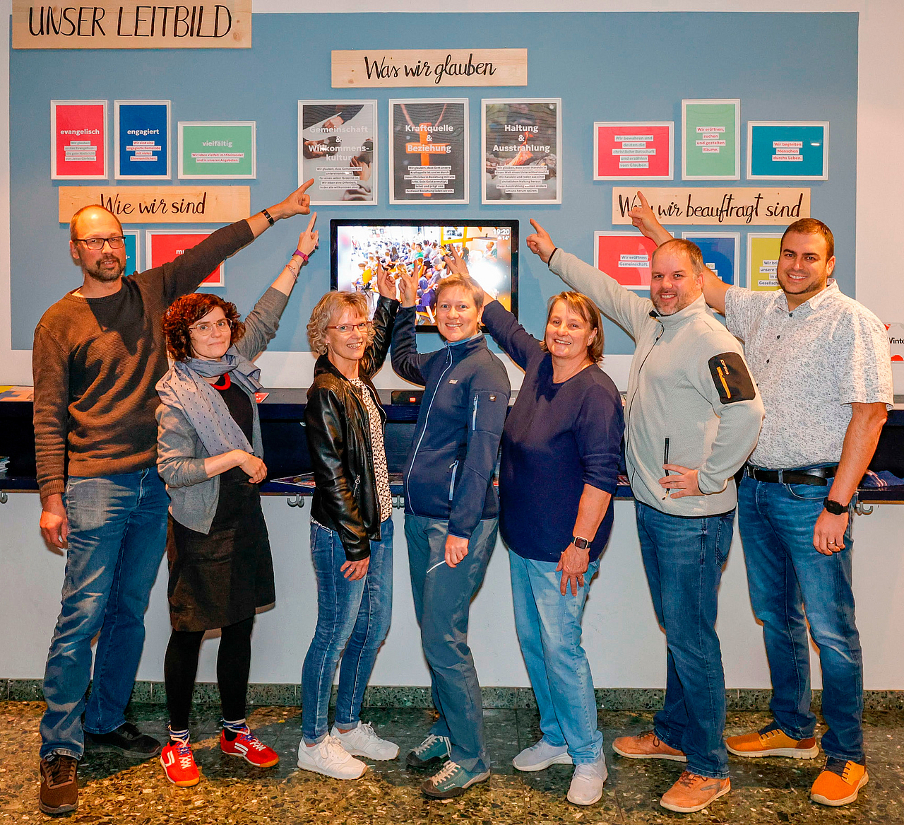 Projektgruppe "Leitbildprozess" der Evangelischen Kirchengemeinde Oberkaufungen. Im Bild v.l.n.r.: Pfarrer Martin Abraham, Pfarrerin Christina Bickel (KV-Vorsitzende), Gabi Batz (stellvertretende KV-Vorsitzende), Nadine Knauf (KV-Mitglied), Stefanie Kün (KV-Mitglied), Carsten Woidt (KV-Mitglied), Vassili Konstantinidis (KV-Mitglied, Projektleitung). Foto: Ludger Becklas