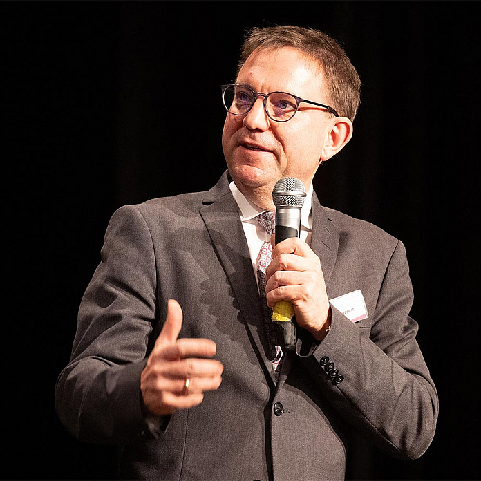 Dr. Stefan Ruppert (Vorstand von B. Braun) skizzierte, wie es in einer großen Firma gelingen kann, Demokratie und Vielfalt auch durch Mitbestimmung voranzubringen. Dr. Stefan Ruppert (Vorstand von B. Braun) skizzierte, wie es in einer großen Firma gelingen kann, Demokratie und Vielfalt auch durch Mitbestimmung voranzubringen.