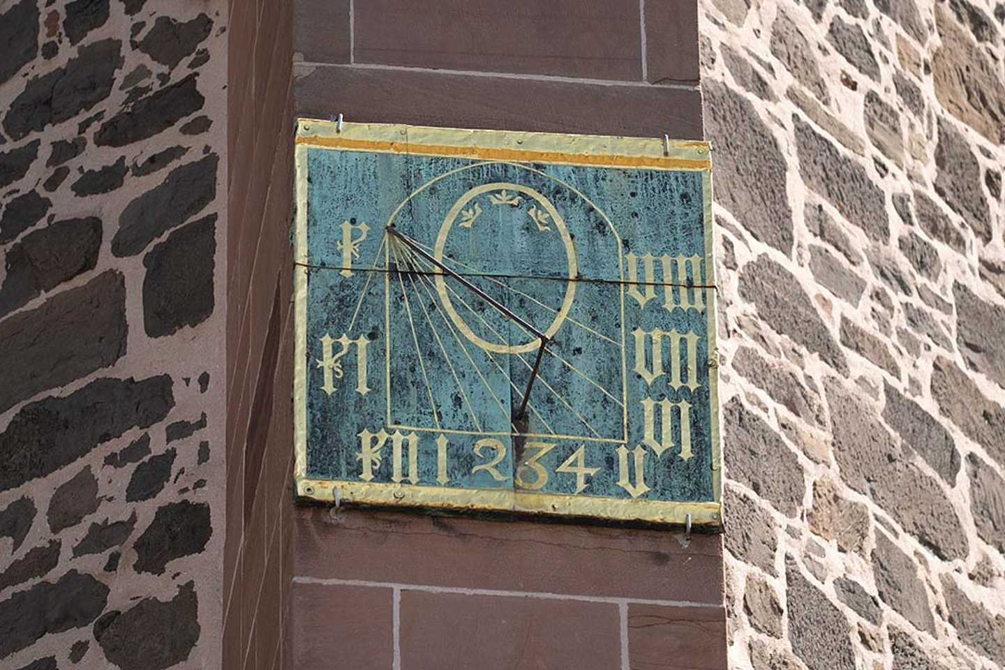 Auch an dieser Sonnenuhr kann die Uhrzeit abgelesen werden.