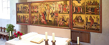 Es gibt viel zu entdecken: Die Kirchenführerinnen und -führer bringen den Besuchern ihre Kirchen mit besonderem Wissen und Können nahe. Unser Foto zeigt den Flügelaltar der Kirche in Netze im Kirchenkreis Eder. (Foto: medio.tv/Schauderna)