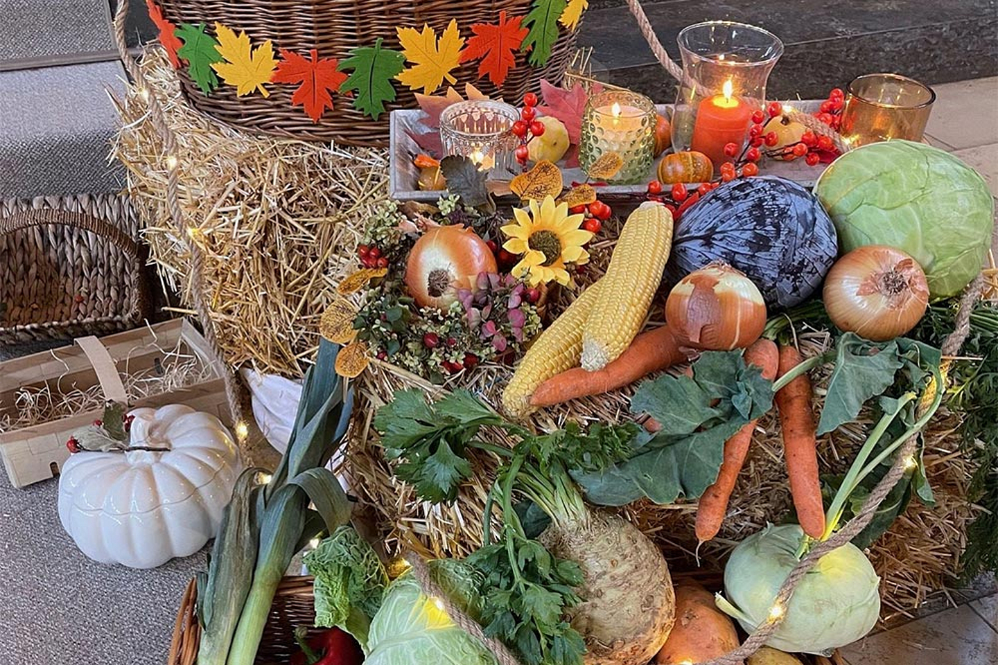 Festlich geschmückter Altar mit Erntegaben