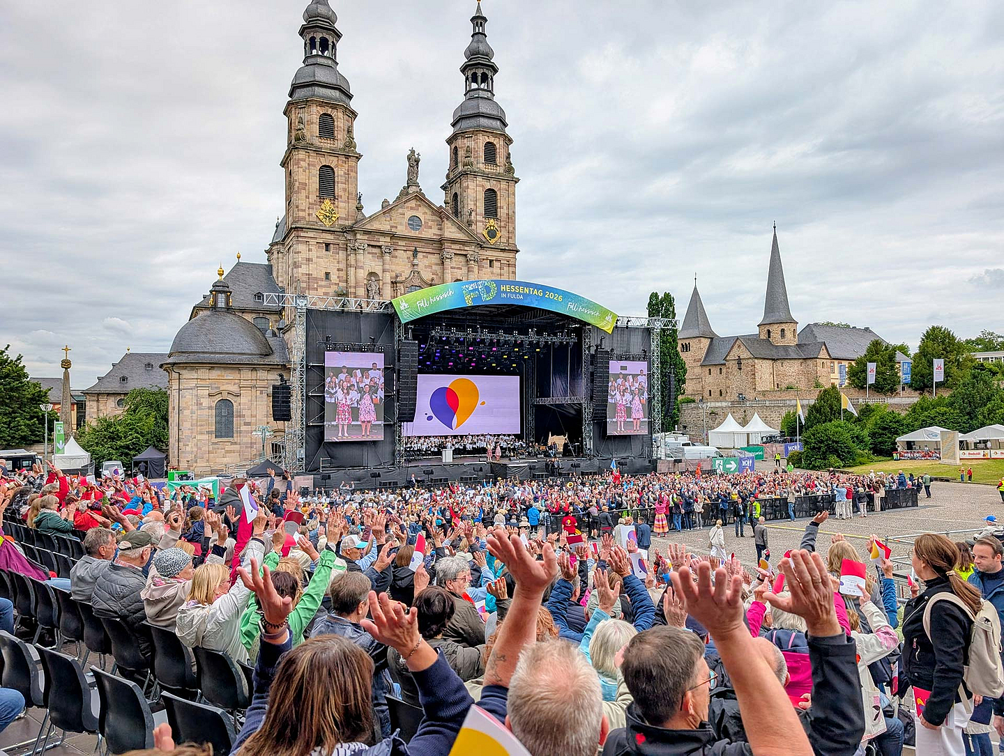 Mehr als 6.000 Besucherinnen und Besucher waren am Sonntag beim Hessentagsgottesdienst auf dem Fuldaer Domplatz mit dabei. 