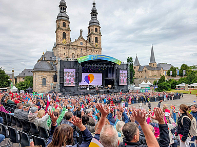 Mehr als 6.000 Besucherinnen und Besucher waren am Sonntag beim Hessentagsgottesdienst auf dem Fuldaer Domplatz mit dabei. 